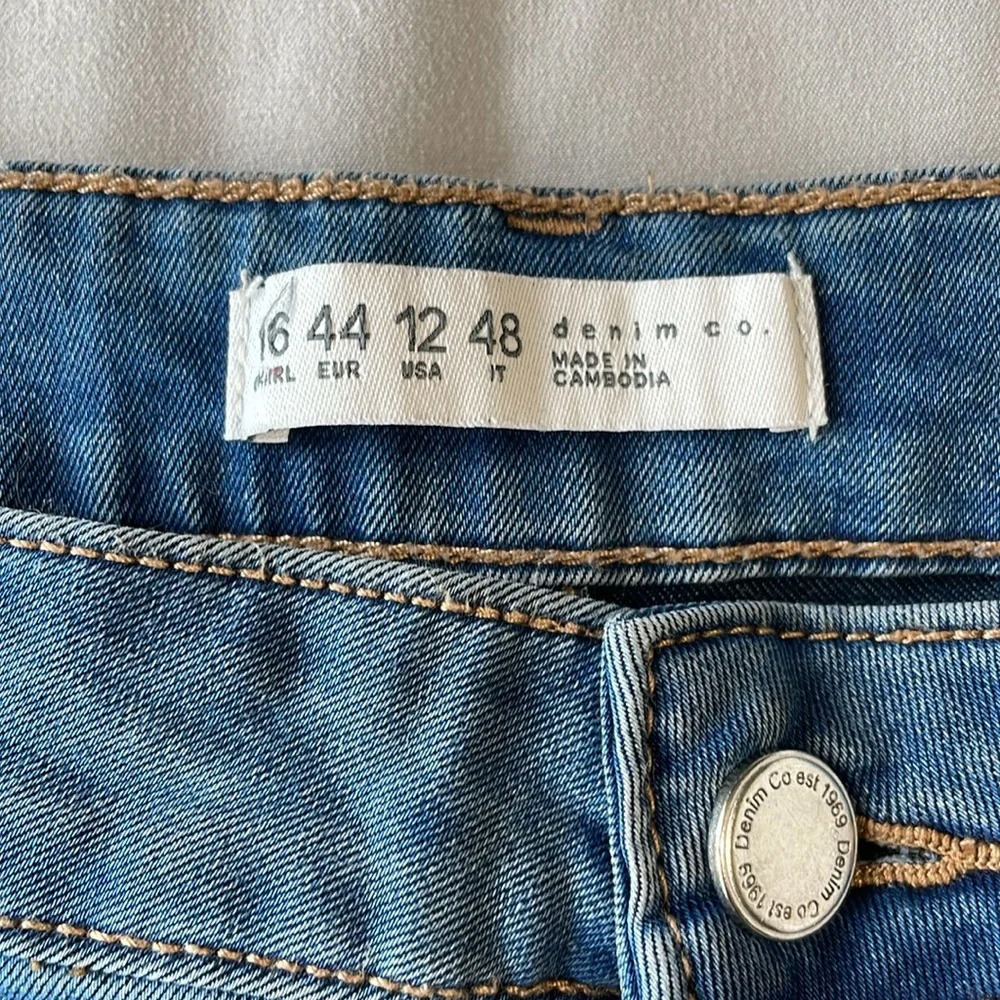 💰Denim & Co medium wash straight leg high rise jeans size 12 - Picture 2 of 7